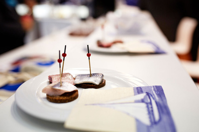 Matjeshäppchen, ©Franziska Evers Matjeshäppchen auf dem Messestand von Wenzel Marine